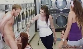 Ładne dziewczyny ciągną fiuta w pralni